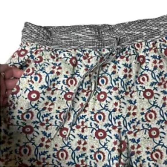 Floral Patterned Women's Shorts - Picture 2 of 9